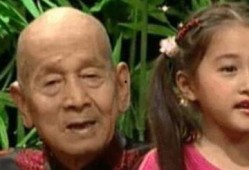 娱乐吃瓜酱爷爷撑伞