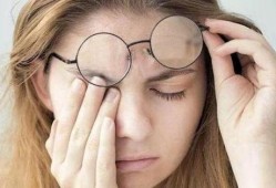 娱乐吃瓜酱做眼保健操